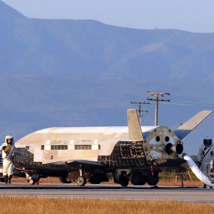 美国空军无人小型轨道测试飞行器X-37B已经在轨运行了400天 可击落卫星