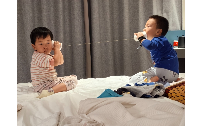 两个娱乐中的小萌娃 拍摄于2024年3月21日云南省丽江市古城区七星街宜必思酒店