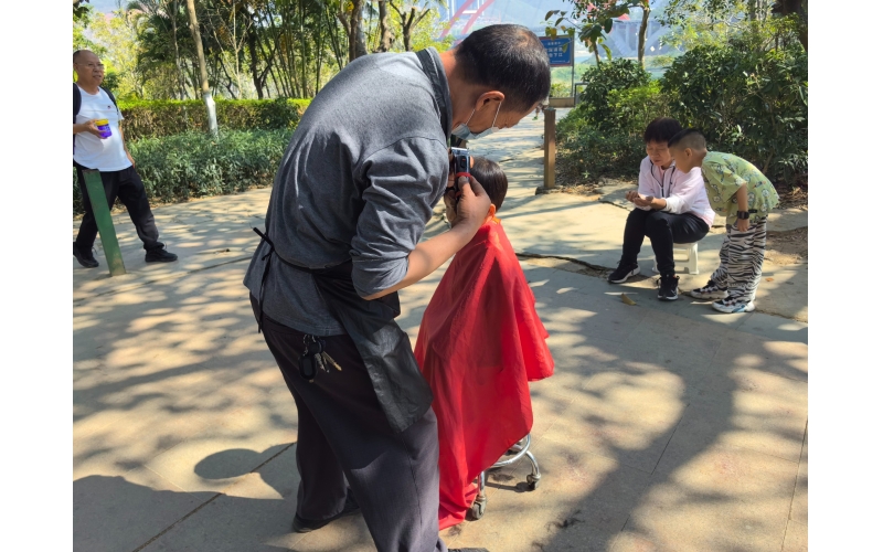2024年2月21日中午 云南省西双版纳傣族自治州景洪市世纪金源望江苑东北门路对过理发师傅