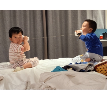 两个娱乐中的小萌娃 拍摄于2024年3月21日云南省丽江市古城区七星街宜必思酒店