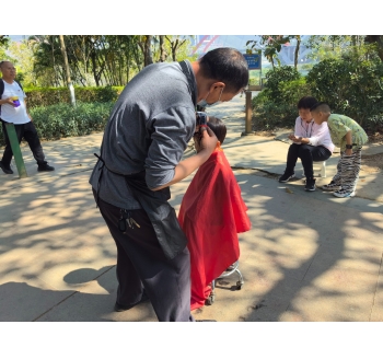 2024年2月21日中午 云南省西双版纳傣族自治州景洪市世纪金源望江苑东北门路对过理发师傅