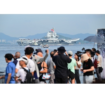 中国海军山东舰航母编队抵达香港