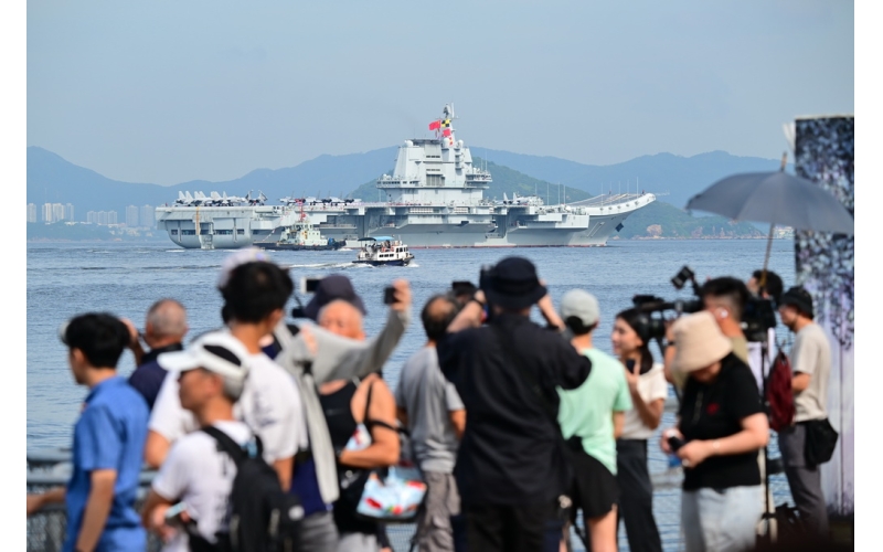 中国海军山东舰航母编队抵达香港